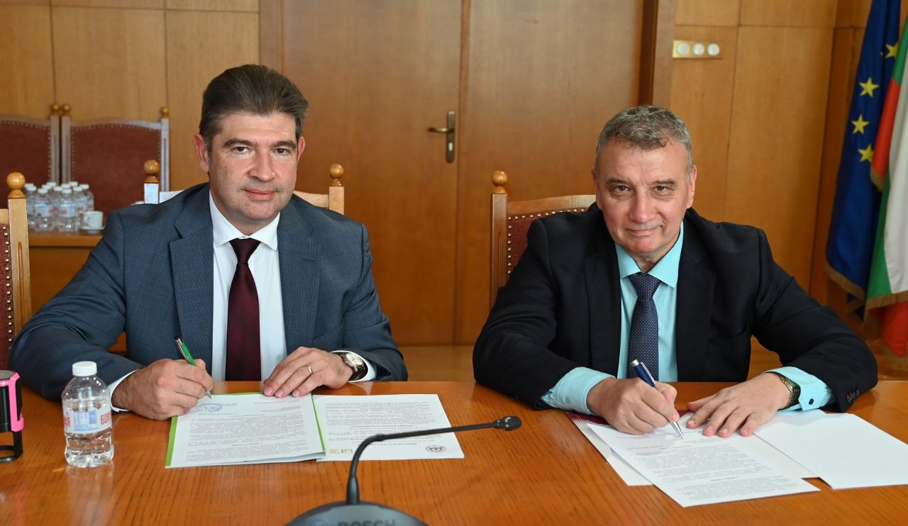 РЕКТОРЪТ НА УНСС ПОДПИСА МЕМОРАНДУМ ЗА СЪТРУДНИЧЕСТВО С „ЛИНДНЕР“